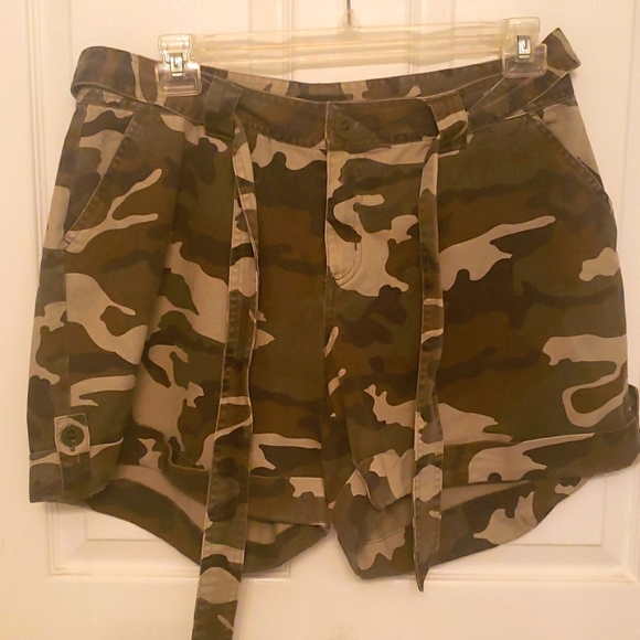 Camouflage Tie Belted Shorts - Picture 2 of 9